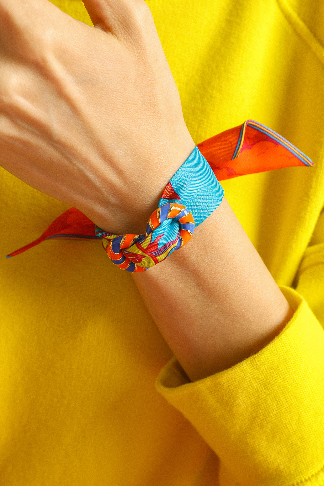 Ornement à foulard BIM or, émail orange