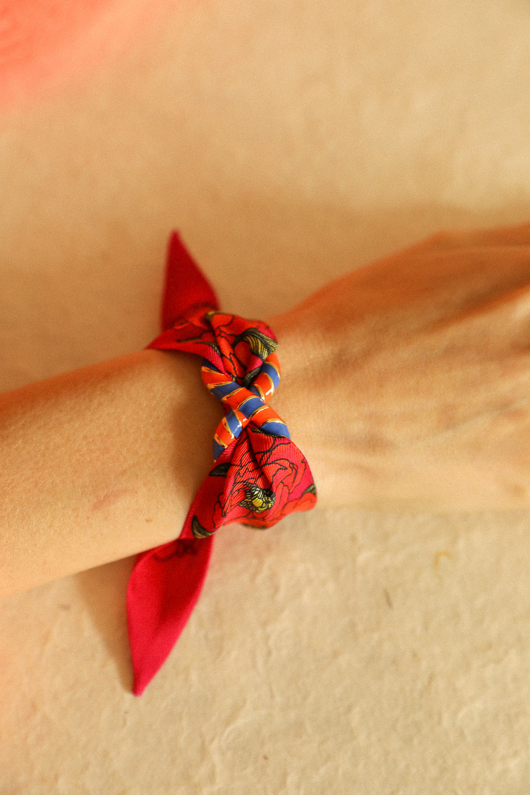 Ornement à foulard BIM or, émail orange