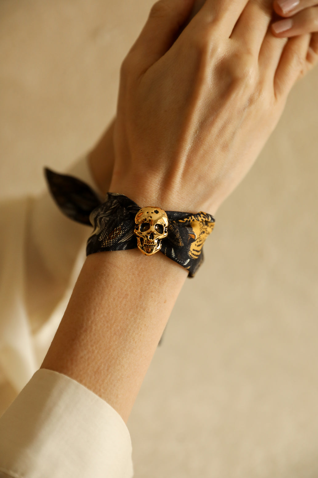 Pirate Ornament and its 4cm silk bracelet Unknown Address, snow