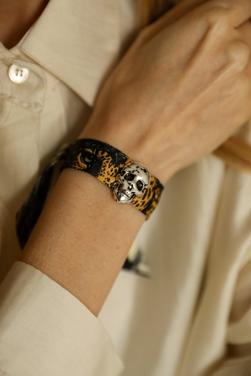 Pirate Ornament and its 4cm silk bracelet Unknown Address, snow